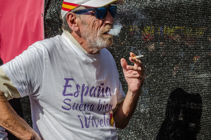 Espanha. Fumar só com distância de segurança, discotecas e bares encerrados em todo o país