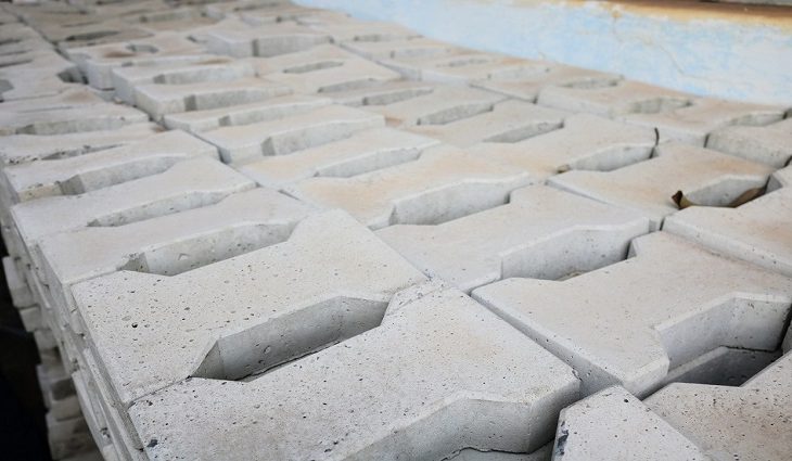 Tijolos de concreto produzidos por detentos serão usados em reformas de praças e escolas