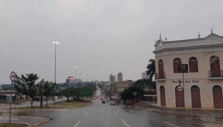 Chegada de frente fria traz chuva para Campo Grande neste domingo