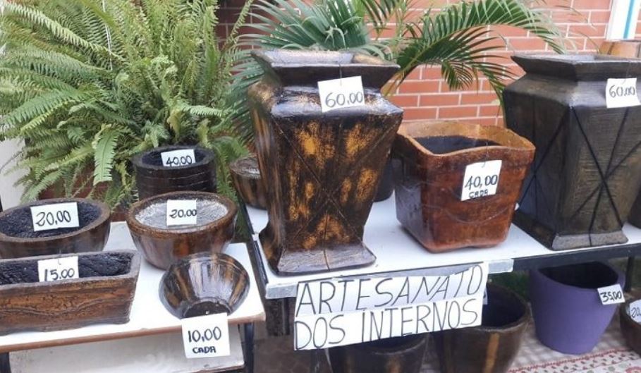 Produção de vasos artesanais é alternativa de trabalho e renda para reeducandos de Coxim