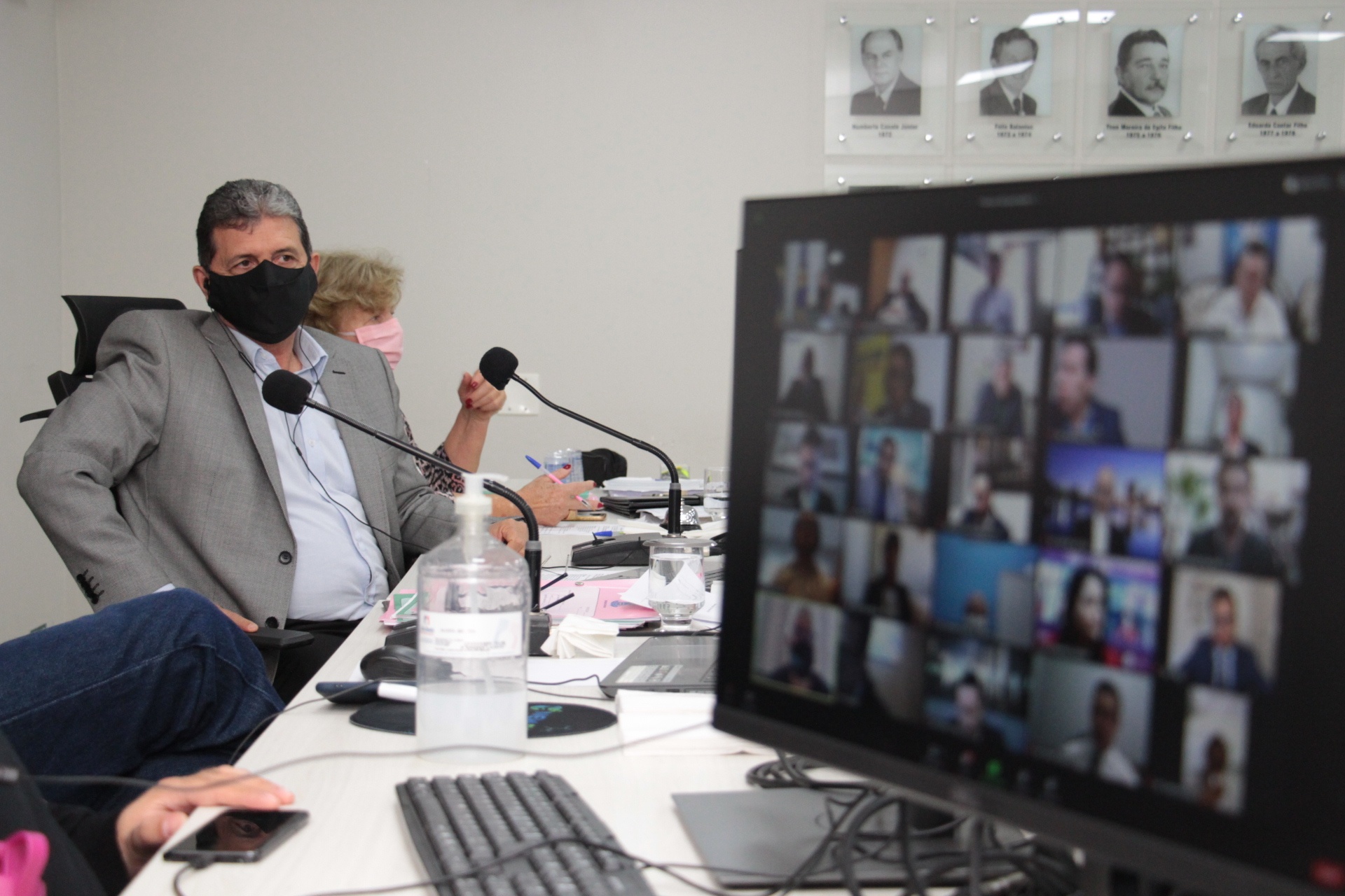 Vereadores retomam trabalhos legislativos com sessão por videoconferência