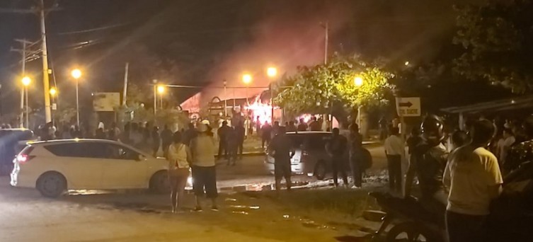 Após morte de três pessoas, moradores de Puerto Suárez se revoltam e incendeiam Delegacia de Trânsito