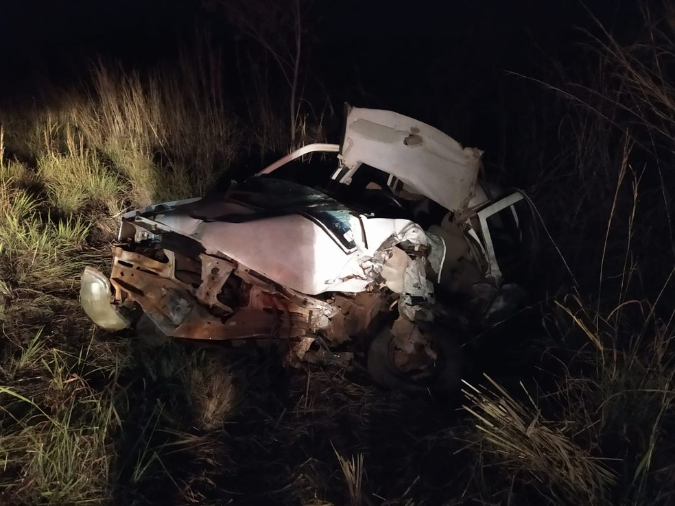 Homem possivelmente embriagado morre ao colidir carro com carreta, acidente aconteceu em Três Lagoas