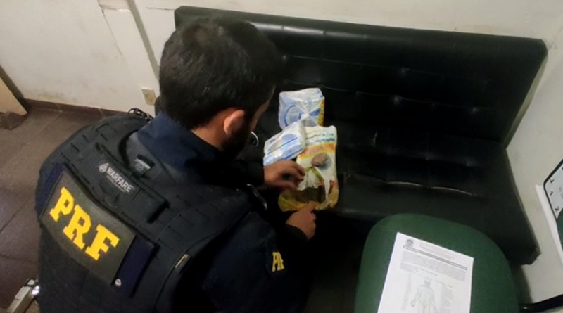 PRF apreende maconha e cocaína com passageira de ônibus em Ribas do Rio Pardo