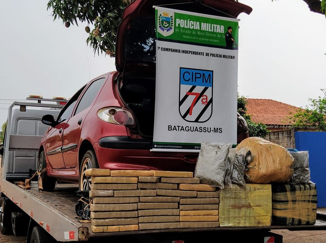 Em Bataguassu, policiais militares apreendem veículo carregado com 75 quilos de maconha em pátio de posto de combustíveis e prende condutor pelo crime de tráfico de drogas.