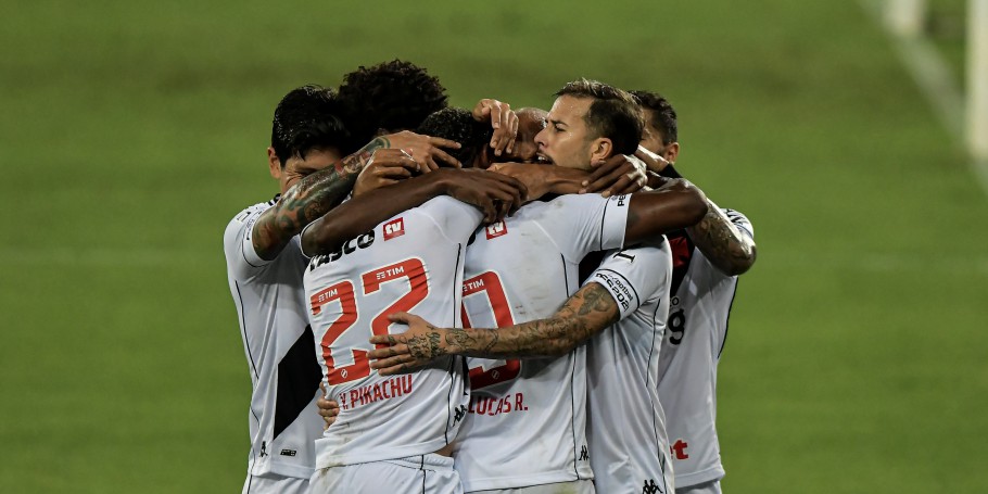 Vasco bate Botafogo em clássico de cinco gols pelo Brasileirão Assaí