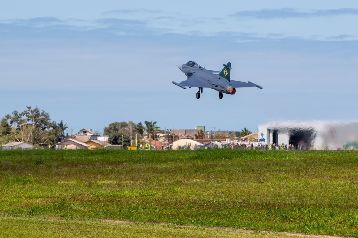 Novo caça Gripen da FAB realiza sua primeira decolagem no Brasil