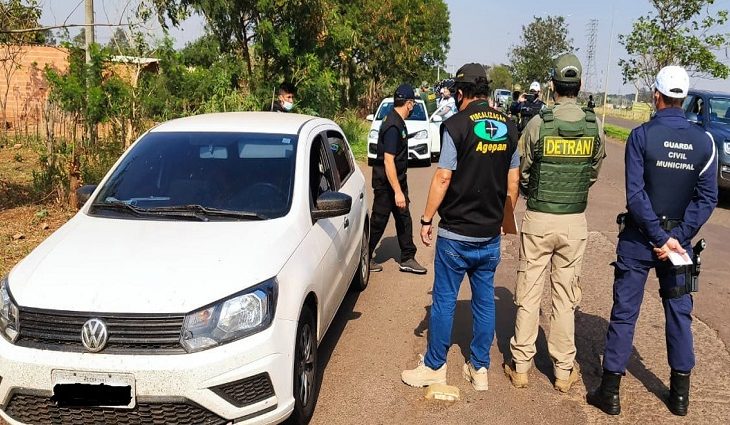 Fiscalização da Agepan com Detran e GCM apreende veículos por transporte ilegal de passageiros bolivianos
