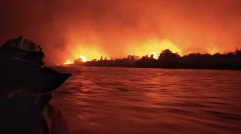 Bombeiros resgatam famílias em meio a incêndio no Pantanal