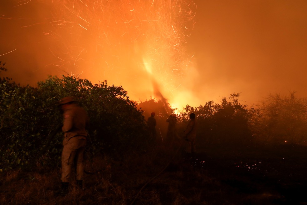 Bombeiros, produtores rurais e moradores tentam conter incêndio na Serra do Parecis em MT