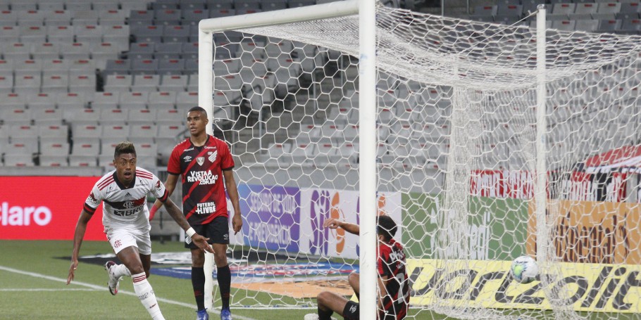 Flamengo vence o Athletico-PR e sai em vantagem nas oitavas da Copa do Brasil
