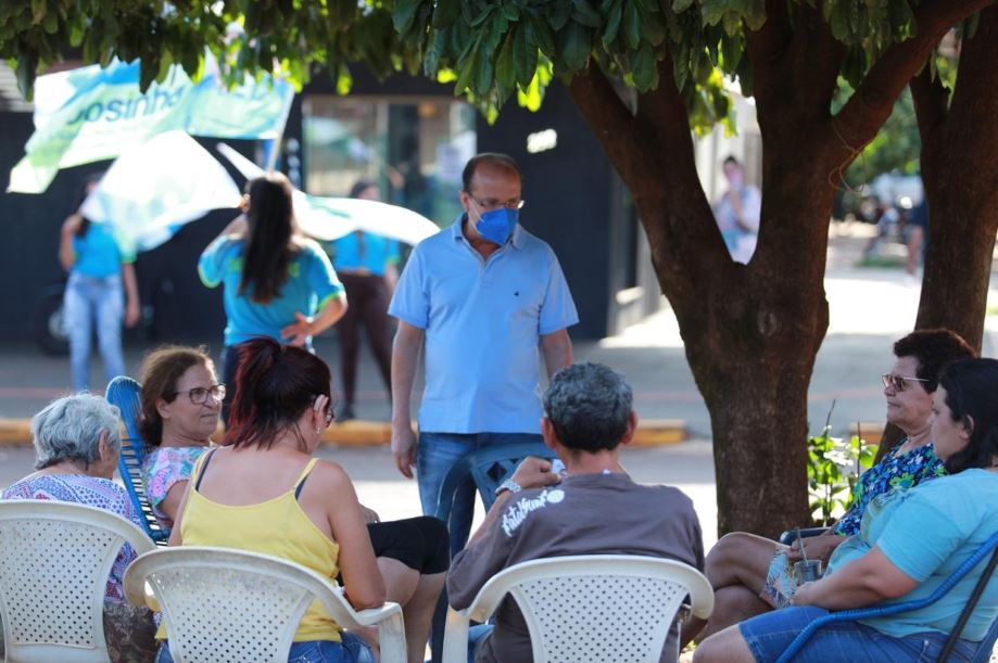 Em caminhadas por todas as regiões da cidade Barbosinha fala com moradores