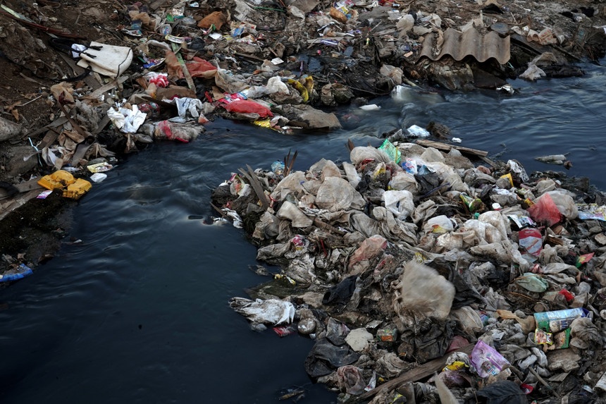 Um supercomedor de plástico? Enzima promete ajudar a resolver um grande problema ambiental