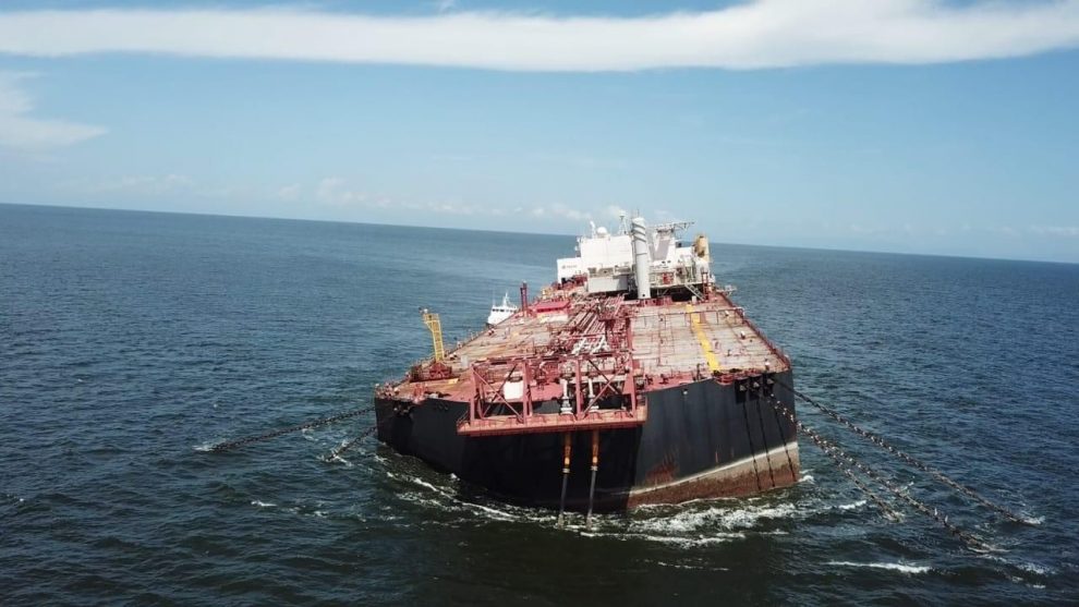 Navio com 1,4 milhão de barris de petróleo corre risco de afundar na Venezuela