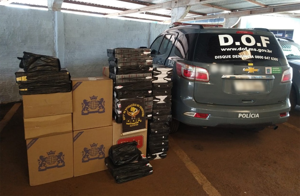 Mais de 900 pacotes de cigarros contrabandeados foram apreendidos pelo DOF em residência durante a Operação Hórus