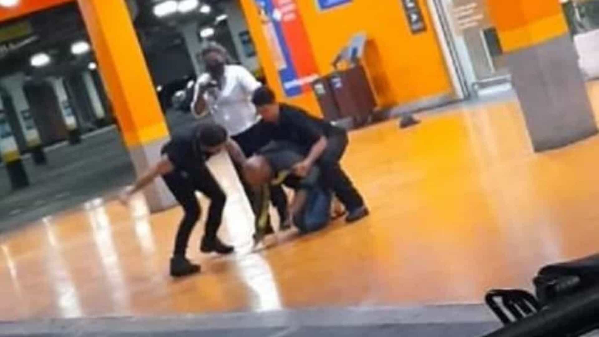 Homem negro é espancado e morto por segurança e PM em Carrefour no RS