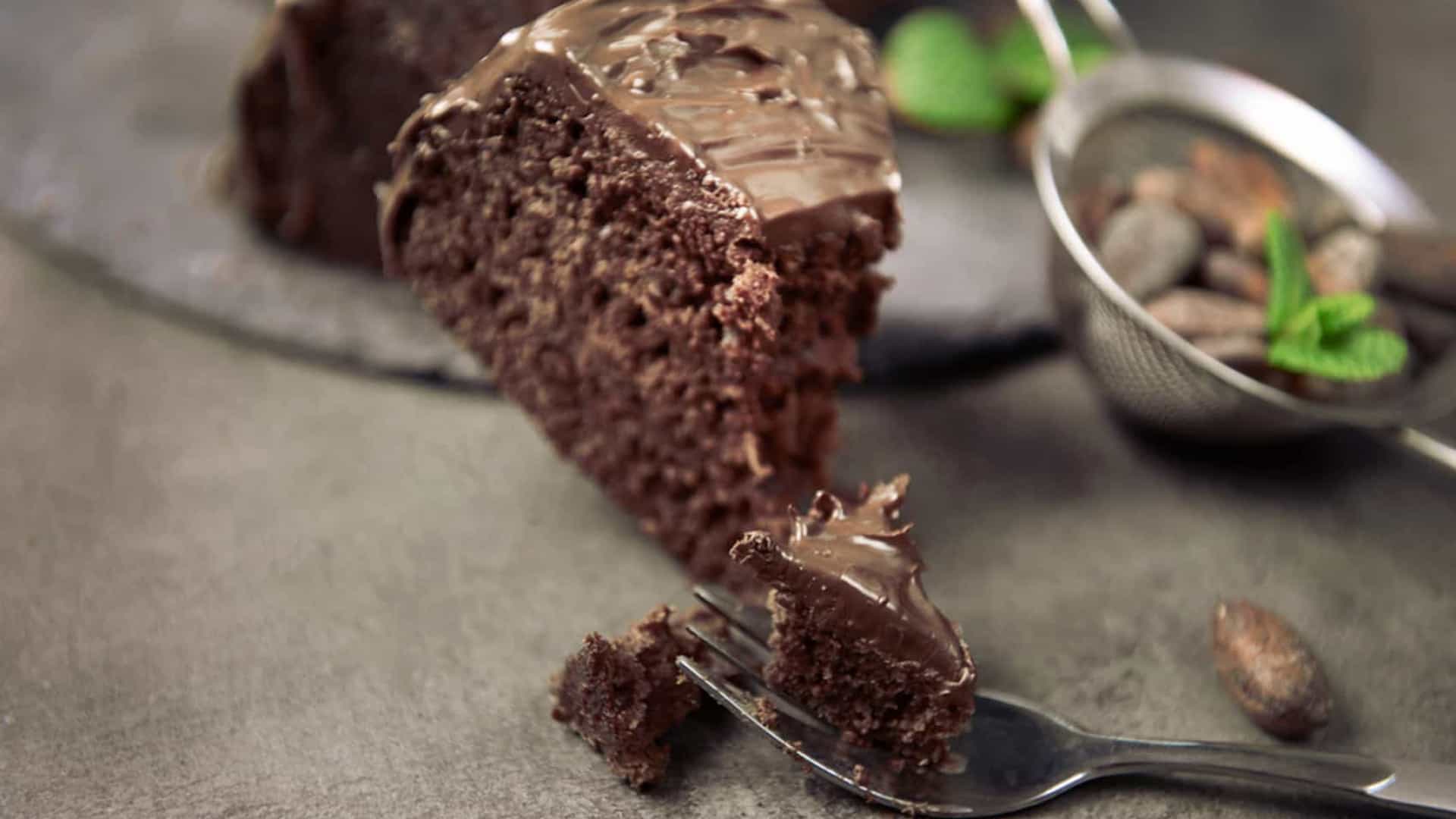 Prepare um bolo de chocolate cremoso e deixe o domingo mais gostoso