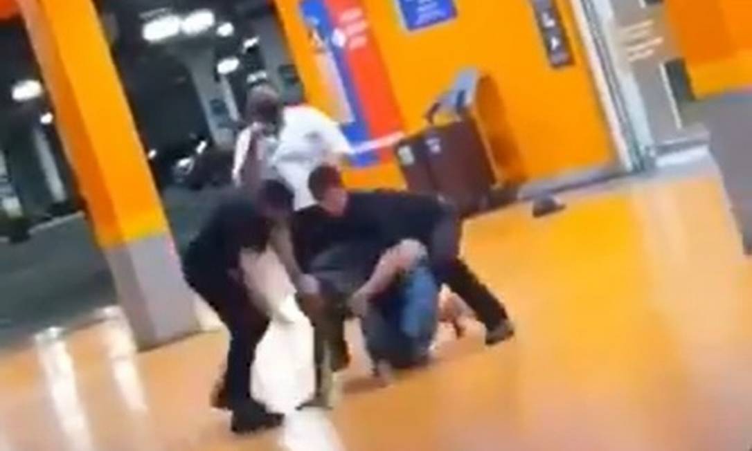 Homem negro morre espancado por seguranças em Carrefour do RS