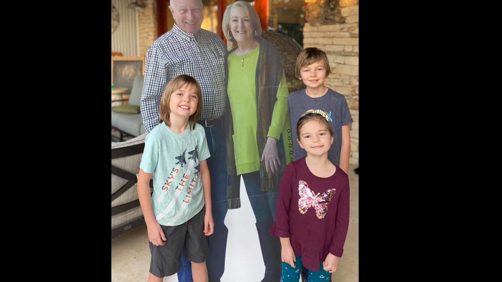 Proibidos de ver família, criam foto em tamanho real para estar com netos