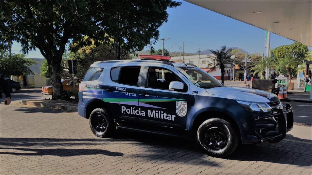 Condutor embriagado é preso pela Polícia Militar após provocar acidente de trânsito em Santa Rita do Pardo.