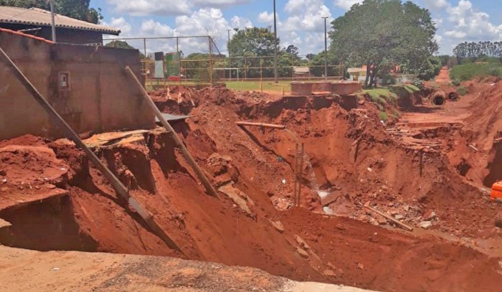 Governo do Estado presta apoio para prefeitura após cratera de 8 metros de profundidade