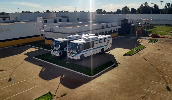 Agepen recebe ônibus adaptados do Depen para transporte de presos em MS