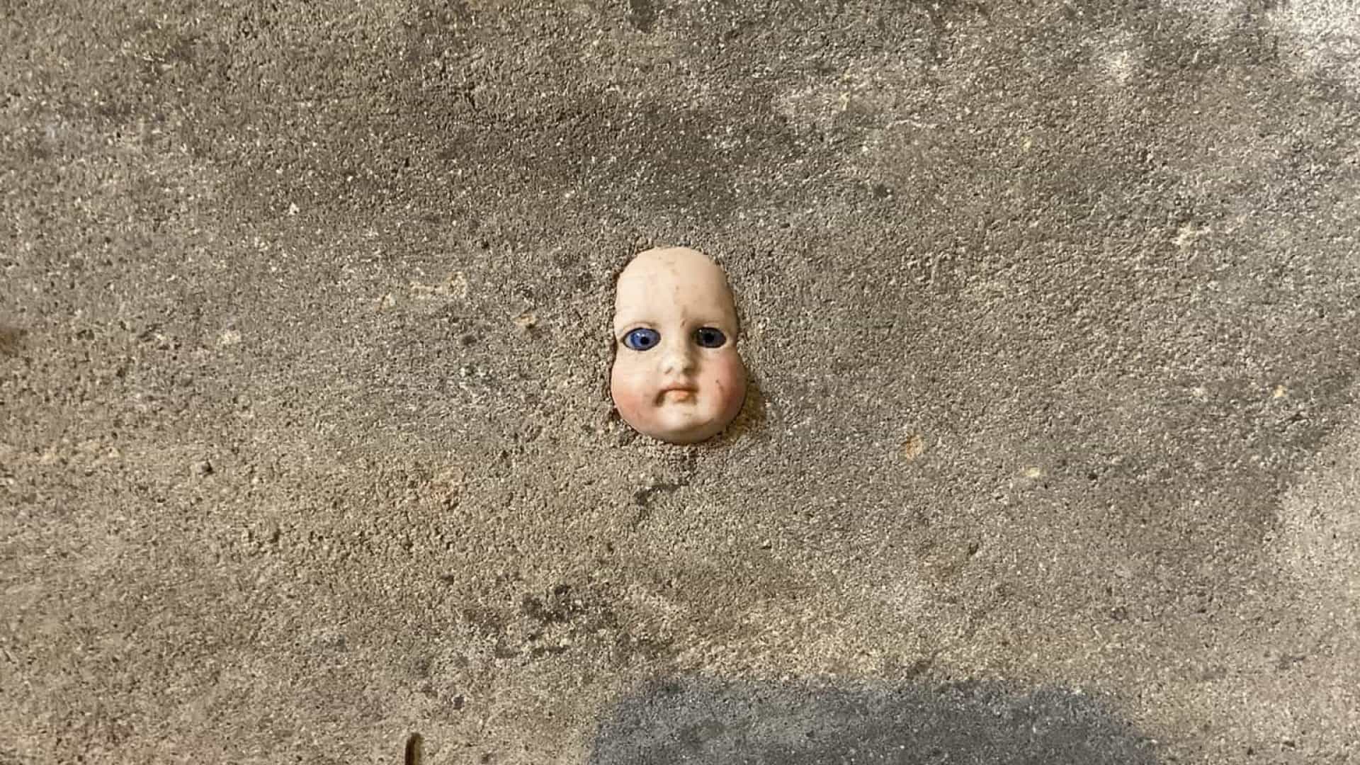 Mulher se apavora ao encontrar cabeça de boneca na parede da sua casa