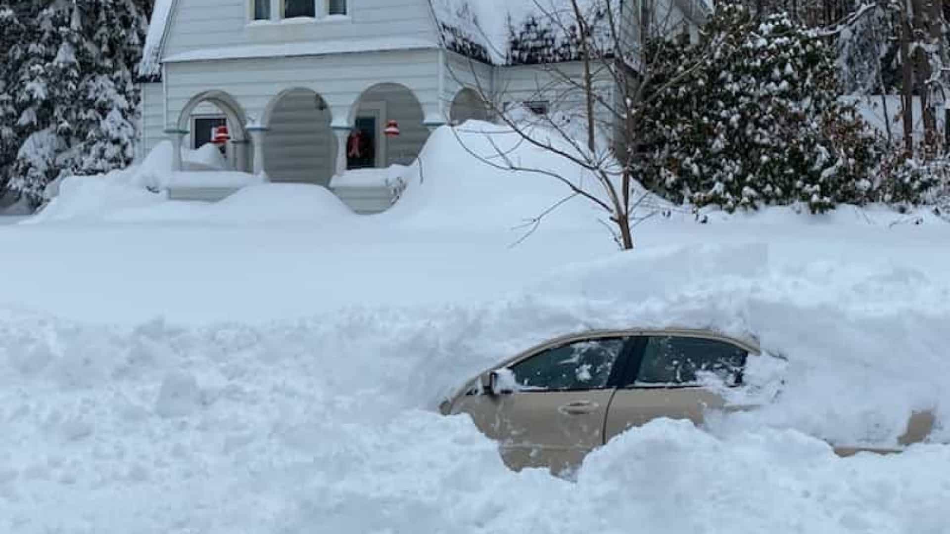 Nova York: Homem resgatado após 10 horas preso no carro coberto de neve