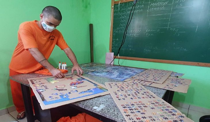Em Ivinhema, projeto une estímulo educacional de detentos e estudantes da rede pública por meio de quebra-cabeças e obras de arte
