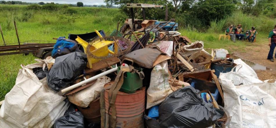 Ação de limpeza do rio Dourados retiram uma tonelada de resíduos