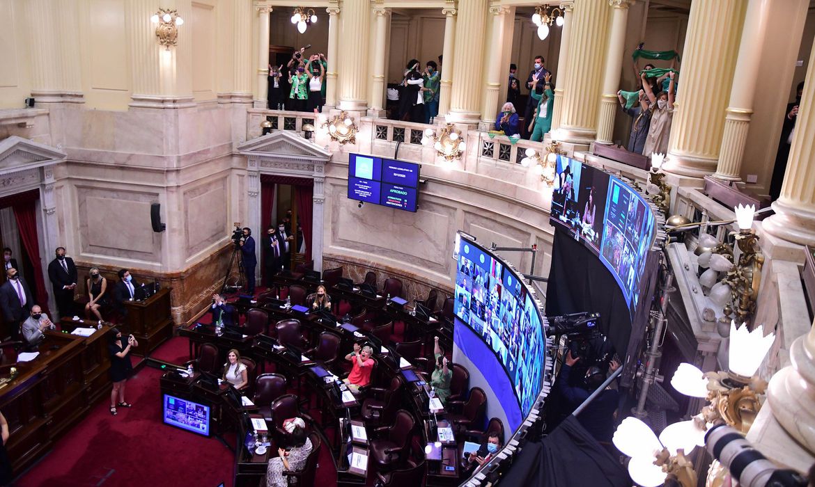 Senado da Argentina aprova aborto legal nesta quarta-feira