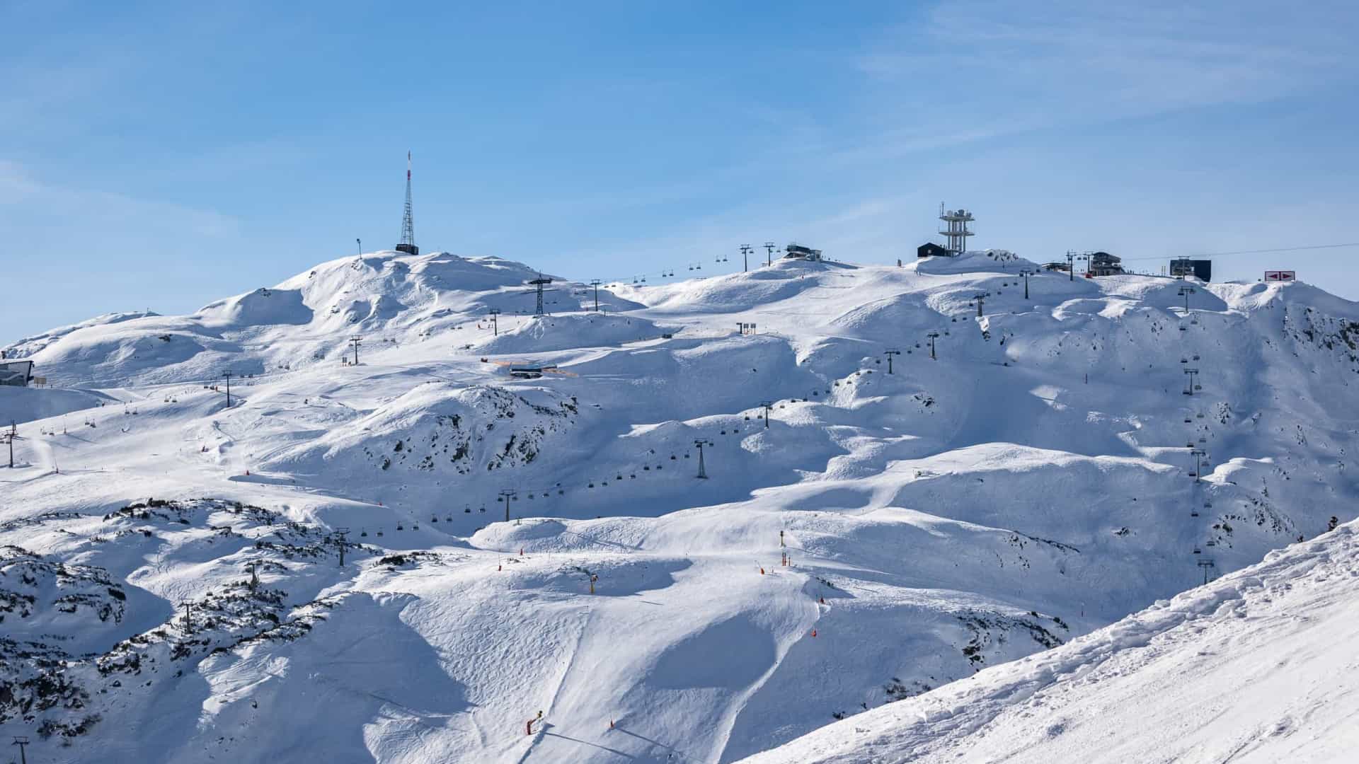 96 turistas encontrados em estância de ski na Áustria a infringir regras