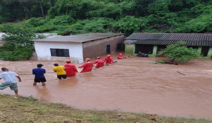 Bombeiros atuam em resgate de famílias desabrigadas pela chuva em Corumbá; Defesa Civil monitora situação
