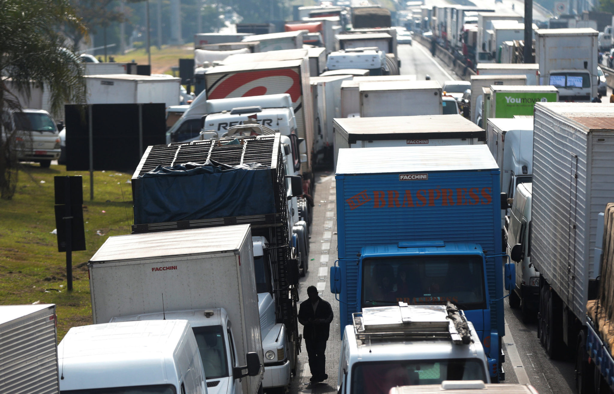 Justiça Federal proíbe caminhoneiros grevistas de bloquear BR-101