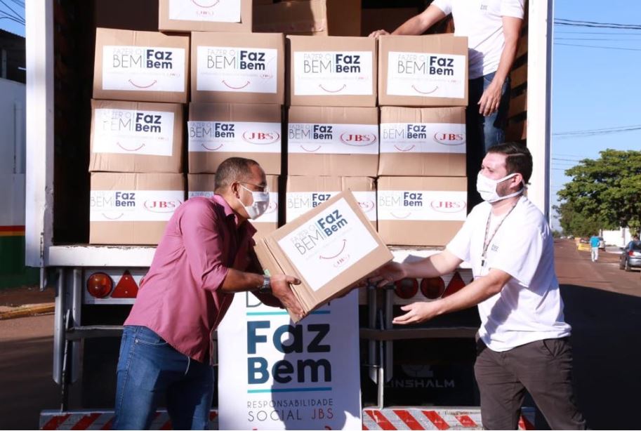 JBS entrega EPIS para hospital em Figueirão