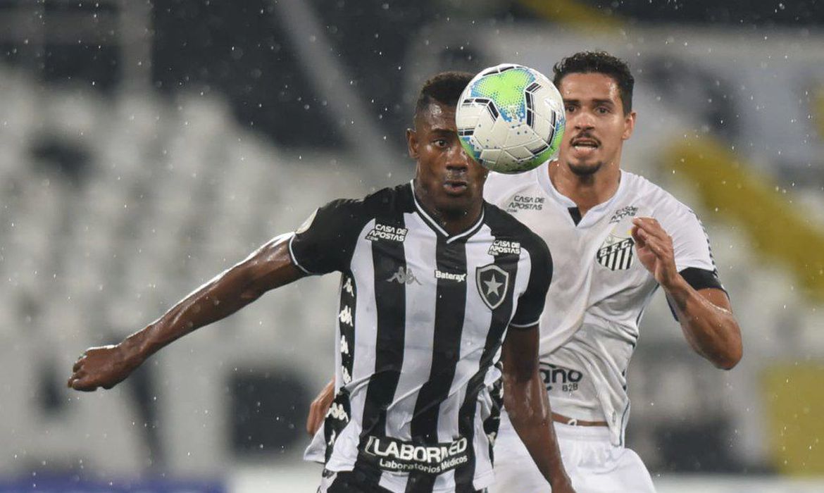 Finalista da Liberta, Santos duela com Botafogo em crise no Brasileiro