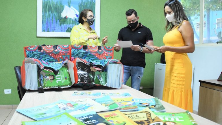 Semed recebe doação de livros paradidáticos para escolas da Reme