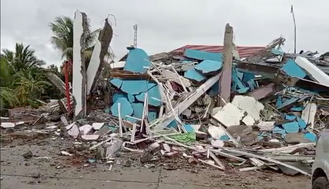 Terremoto causa desabamento de hospital na Indonésia