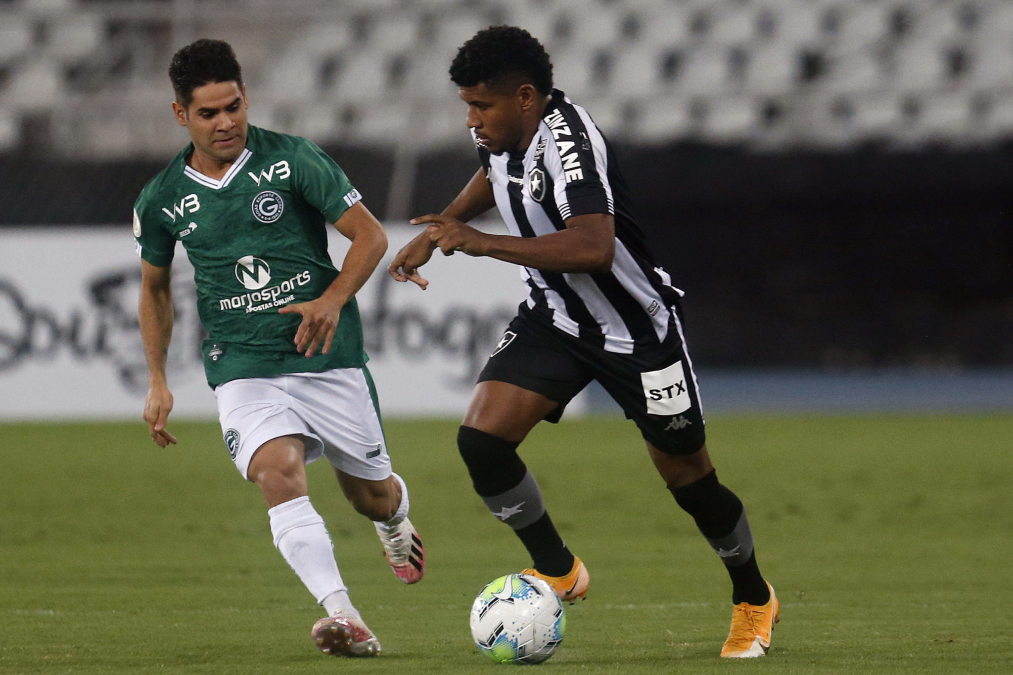 Goiás tenta vencer Botafogo para continuar na luta por permanência