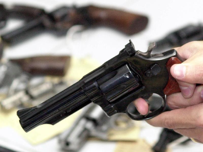 Policiais Militares prendem homem por posse irregular de arma de fogo em Rochedo 