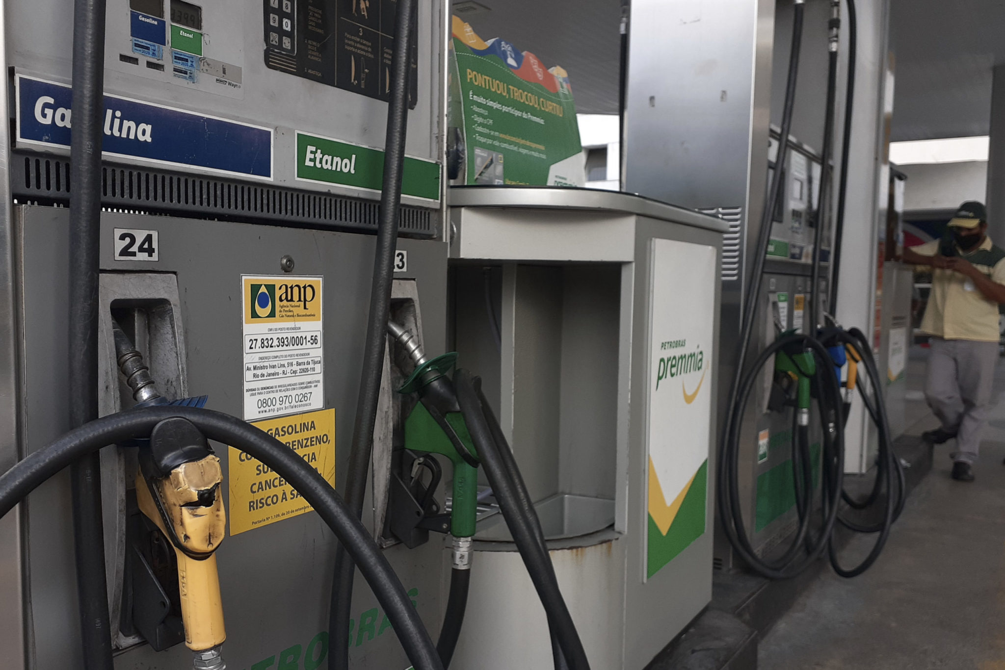 Governador avalia manter congelamento da pauta dos combustíveis, mas quer benefício chegando ao consumidor