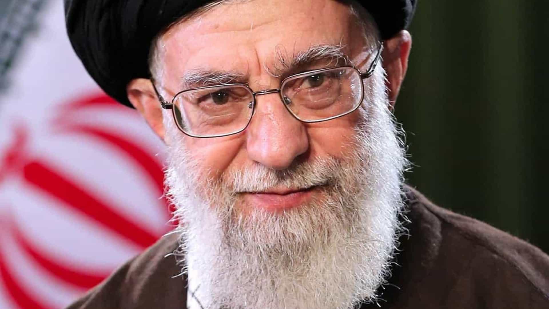 Líder Supremo do Irã diz que só voltará a acordo nuclear se EUA retirar sanções