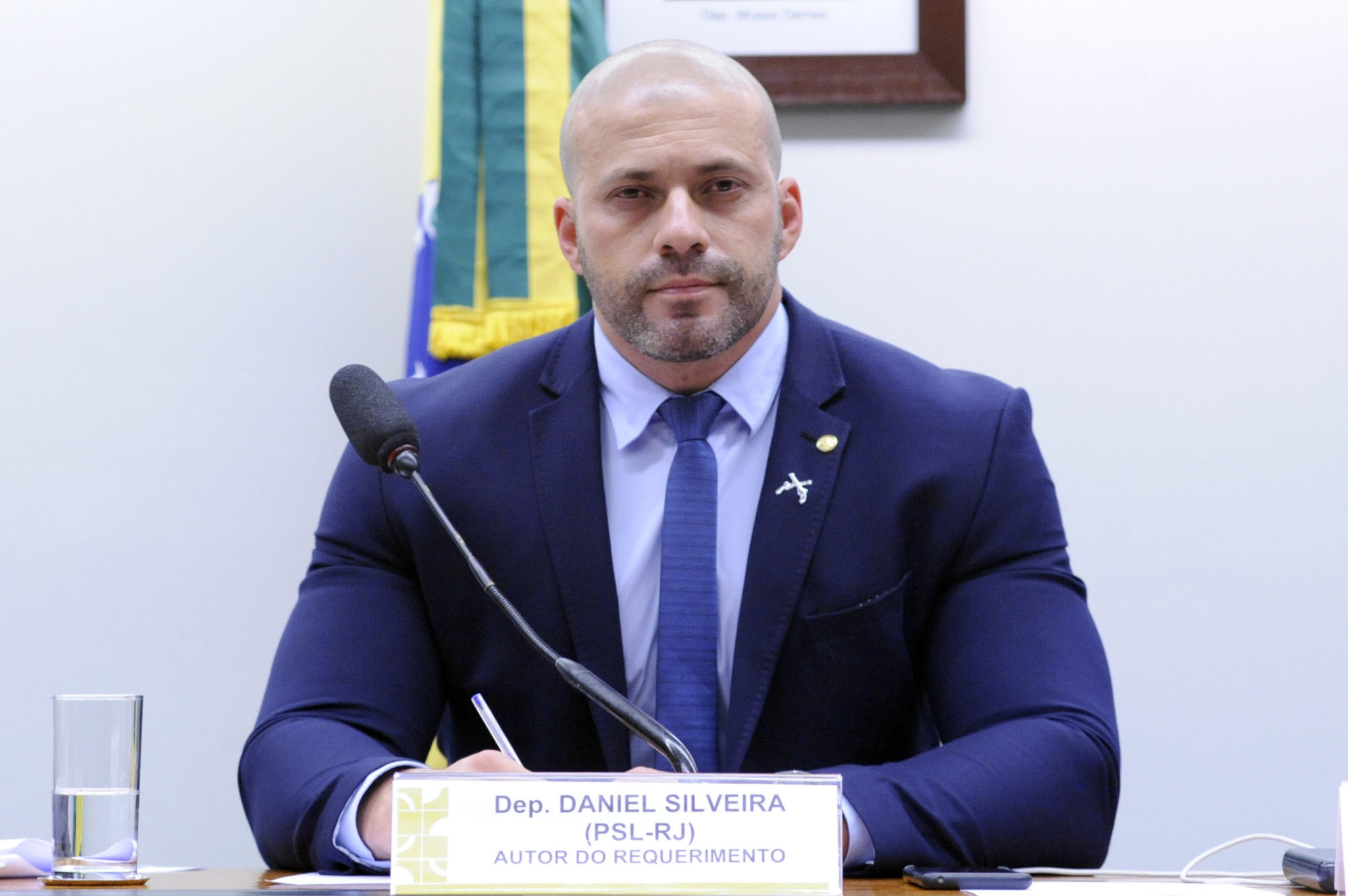 Moraes determina bloqueio de redes sociais de deputado