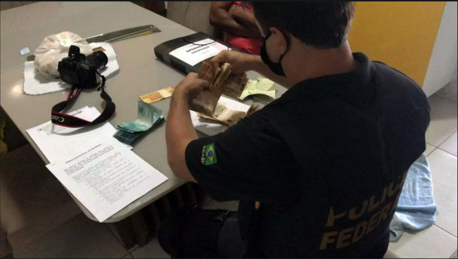 PF investiga lavagem de dinheiro por tráfico internacional de drogas
