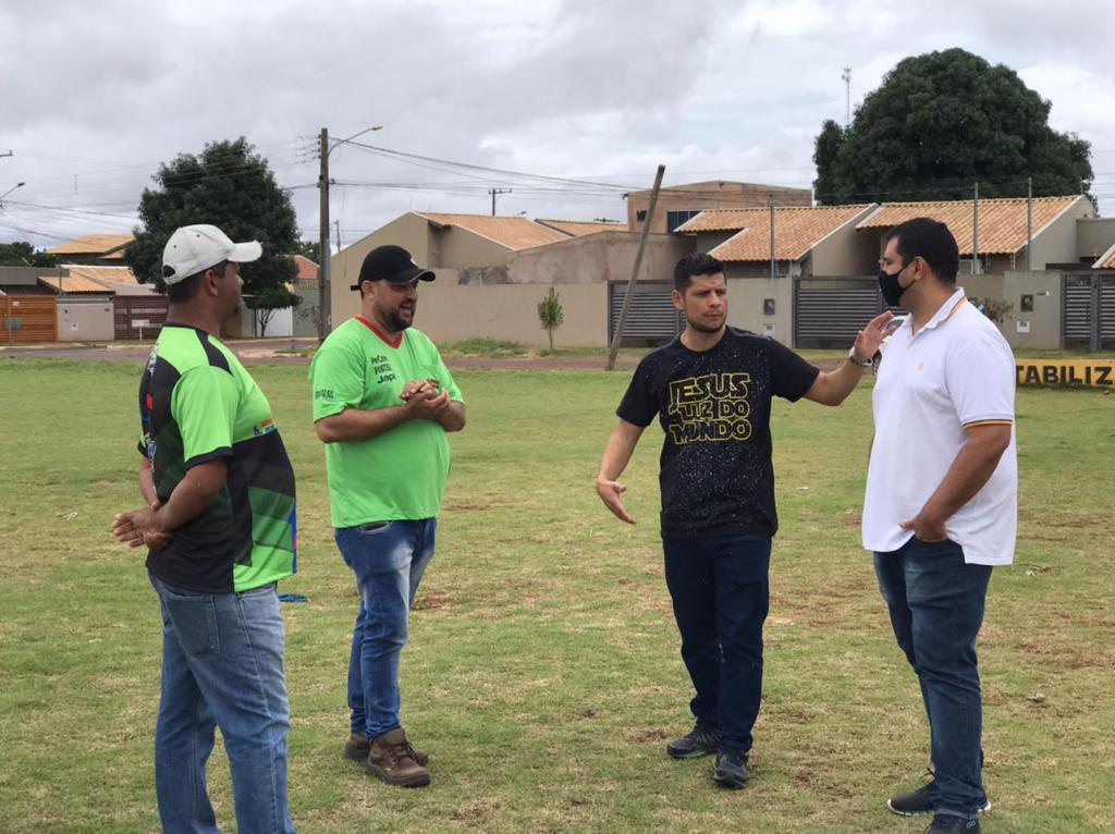Vereador Tiago Vargas (PSD) visita campo de futebol do bairro Marajoara e ouve solicitações para reformas do local