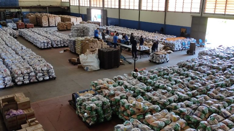 Prefeitura retoma entrega de kits merenda e inicia distribuição de kits materiais escolares