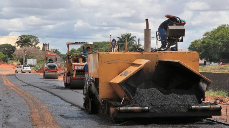 Prefeitura começa a refazer asfalto para liberar trecho da Ernesto Geisel