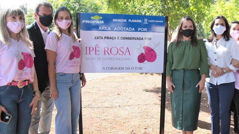 No dia da mulher, grupo Ipê Rosa adota praça do bairro Antônio Vendas
