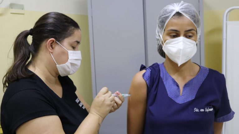 Prefeitura abre vacinação para trabalhadores da saúde com mais de 55 anos a partir desta quarta-feira