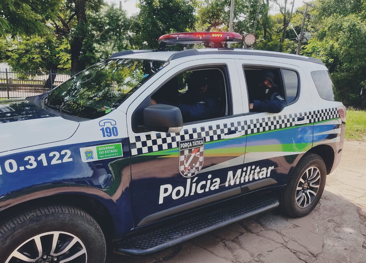 PM de Corumbá prende indivíduo por desobediência e apreende droga e motocicleta